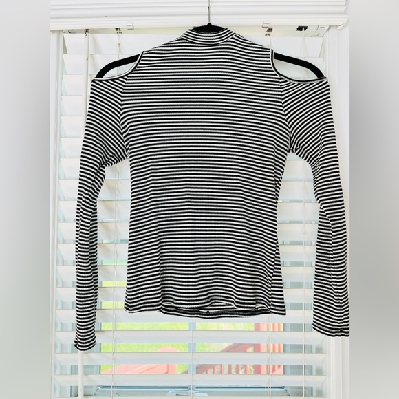 one clothing Tops - 💚 BLACK AND WHITE STRIP COLD SHOULDER ONE CLOTHING RAYON SHIRT. GREAT COND